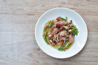 Bahçe dilimleri, fasulye ve fesleğen yapraklı baharatlı kırmızı biber.