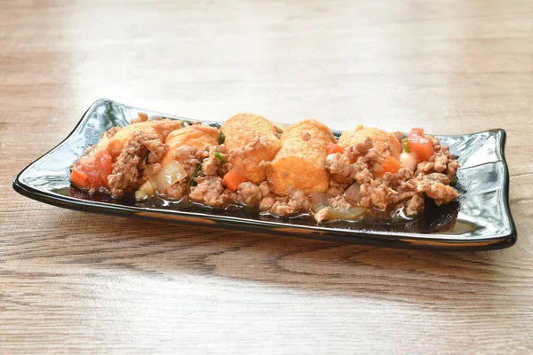 Yağda kızartılmış yumurtalı tofu, yanında da soslu domuz pirzolası.