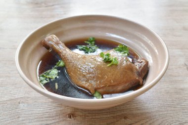 Baharatlı acılı sos soslu kaynamış ördek budu.