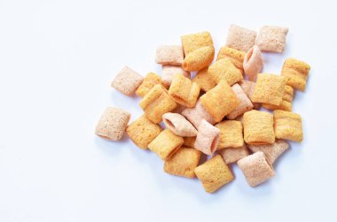 Beyaz arka planda renkli, çıtır çıtır pirinç bisküvisi doldurulmuş krema.