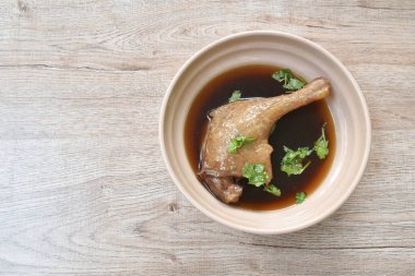 Baharatlı acılı sos soslu kaynamış ördek budu.