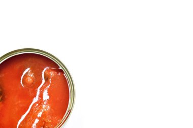 sardalya ya da uskumru balığı ketçap paketindeki yiyecekler beyaz arka planda kapağı açar