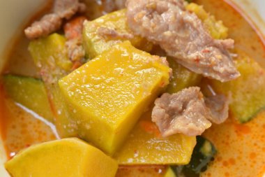 Baharatlı haşlanmış balkabağı ve körili domuz eti.