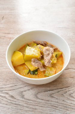 Baharatlı haşlanmış balkabağı ve körili domuz eti.