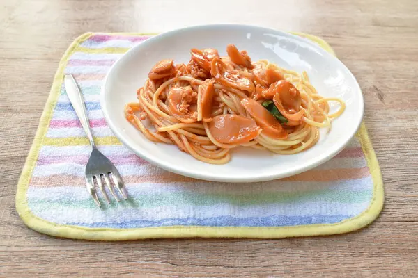 Gebratene Spaghetti Mit Würstchen Und Ketchup Auf Teller — Stockfoto