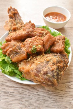 Kızarmış mango ya da baharatlı sarımsak soslu kırmızı Tilapia balığı. 