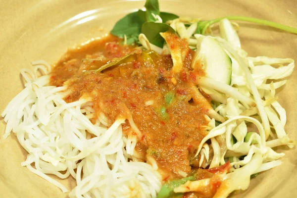Rijst Noedels Dressing Vis Kokosmelk Curry Saus Verse Groenten Bord — Stockfoto