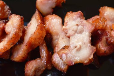 Baharatlı soslu ızgara domuz eti dilimi.