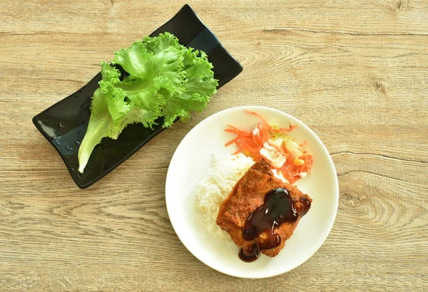 Ayam Panggang Saus Teriyaki Jepang Pada Nasi Piring Dengan Sayuran — Stok Foto