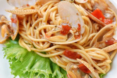 Baharatlı, kızarmış spagetti istiridye, biber ve fesleğen yaprağı.