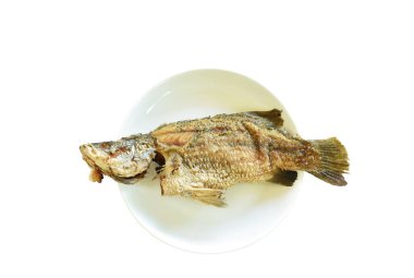 Tuzlu ve soya fasulyeli kızarmış levrek balığı beyaz arka planda.