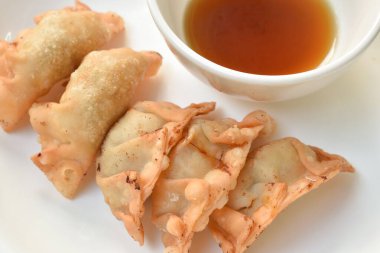 Kızarmış Gyoza ya da Japon hamur tatlısı doldurulmuş domuz püresi tabakta Shoyu sosu.