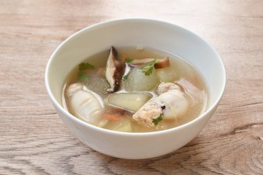 Kaynamış karpuz ve ahtapot doldurulmuş domuz çorbası.