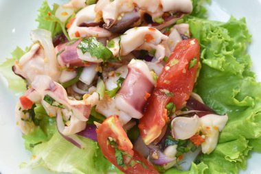 Tayland baharatlı kalamar salatası ve taze sebze.