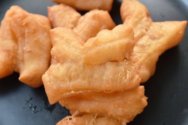 Tabakta Çin hamur işi.  