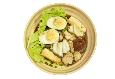 Çin pirinç un ezmesi dilimlenmiş domuz eti ve kızarmış tofu üstü yumurta kahverengi çorba kasesi üzerinde