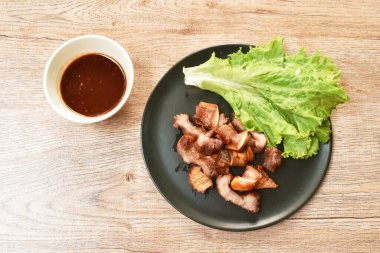 Baharatlı soslu marullu domuz eti ve kulak dilimi.