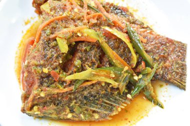 Kızarmış mango balığı kuyruğu baharatlı ve tatlı soslu