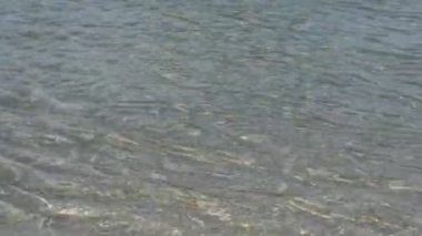 Tayland 'daki Lipe Adası' ndan sahile doğru akan deniz dalgaları.