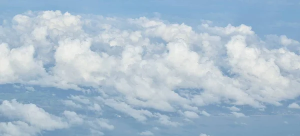Пейзаж Хмари Плаває Небі Через Віконну Площину — стокове фото