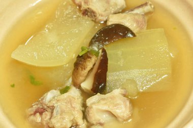 Domuz kemikli kavun ve kasede mantar çorbası.