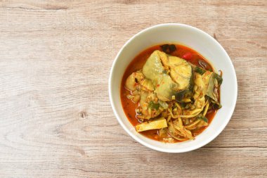  Hindistan cevizi sütünde yayın balığı ve körili baharatlı bambu filizi.