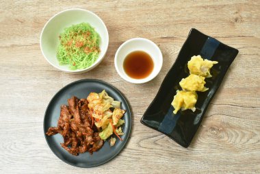 Izgara domuz eti sosu Sichuan biberi sosu ve Çin yeşim taşı eriştesi sosu kızarmış pirzola sarımsağı ve Çin usulü doldurulmuş domuz püresi. 