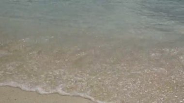 Tayland 'daki Lipe Adası' ndan sahile doğru akan deniz dalgaları.