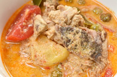  Hindistan cevizli, sütlü, baharatlı Tayland çorbası ve baharatlı ördek.