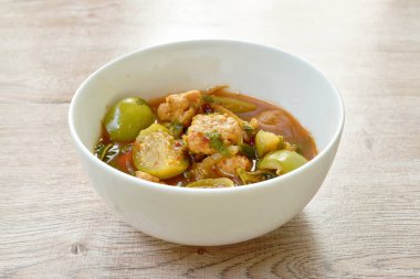  Baharatlı haşlanmış balık köftesi ve sebze çorbası.