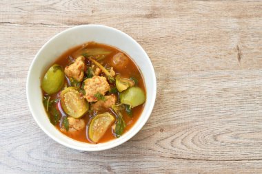  Baharatlı haşlanmış balık köftesi ve sebze çorbası.