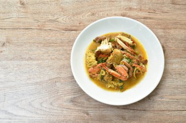  Sarı körili yengeç ve tabakta yumurta karıştırın.