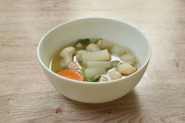  Balık köfteli haşlanmış turp ve kasede domuz çorbası.