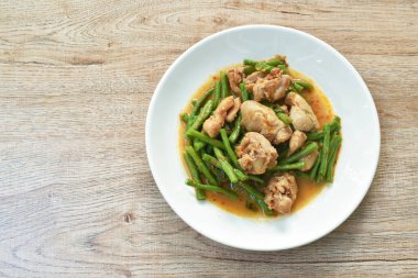  Tavuklu köri soslu kızarmış fasulye.