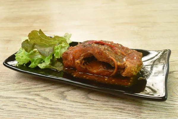  Kızarmış mango balığı soslu baharatlı ve tatlı soslu