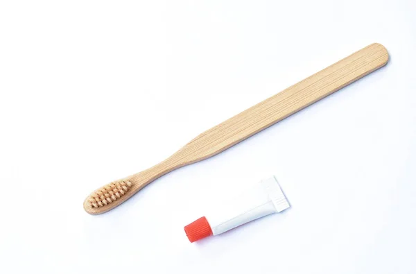 Dřevěný Zubní Kartáček Málo Zubní Pasty Trubice Uspořádání Bílém Pozadí — Stock fotografie