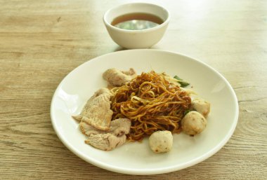  Kurutulmuş Çin yumurtalı şehriye haşlanmış domuz eti ve köfte soslu siyah soya fasulyesi soslu çorba.