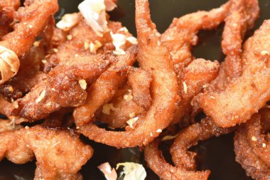  Kızarmış mayalanmış domuz eti, tabakta çıtır sarımsak, biber sosu.