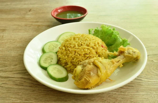 Nasi Dimasak Dengan Ayam Dalam Kari Piring Dicelupkan Saus Cabai — Stok Foto