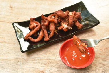  Kızarmış mayalanmış domuz eti, tabakta çıtır sarımsak, biber sosu.