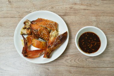  Soslu ızgara tavuk ve baharatlı soslu susam.