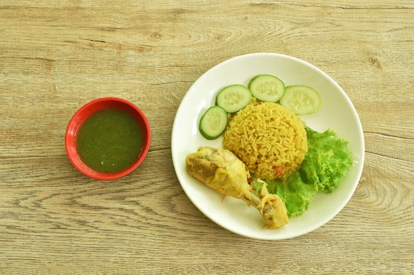 Nasi Dimasak Dengan Ayam Dalam Kari Piring Dicelupkan Saus Cabai — Stok Foto