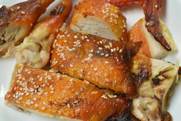 Ayam Panggang Dengan Saus Dan Wijen Piring Mencelupkan Saus Pedas — Stok Foto