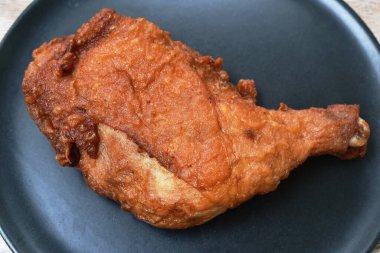  Kızarmış tavuk ve bacağı tabakta, acı biber sosu kabında.