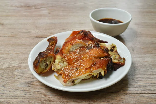 Gegrilde Kip Met Saus Sesam Bord Dompelen Pittige Saus — Stockfoto