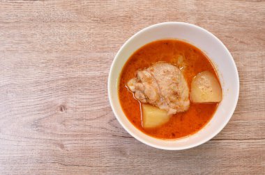  chicken curry with slice potato and onion in bowl