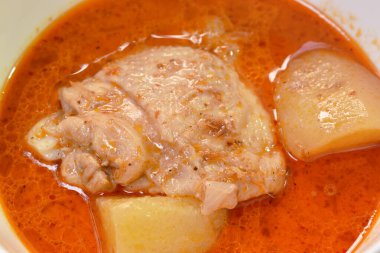  chicken curry with slice potato and onion in bowl