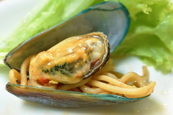 Fried Spicy Spaghetti Basil Leaf Roll Topping Mussel Dressing Chili — Stockfoto