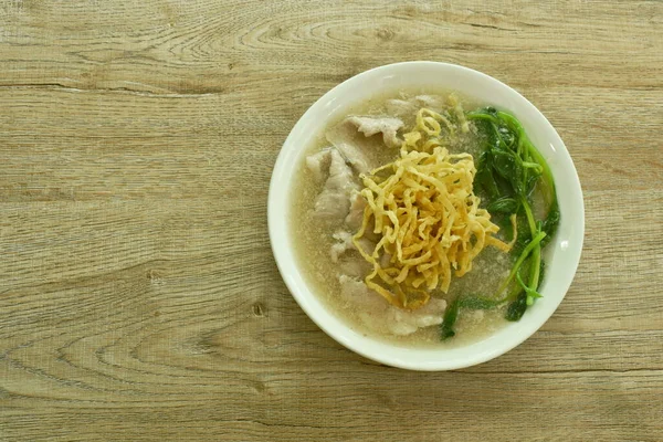 Crispy Fried Egg Noodle Slice Soft Marinated Pork Chinese Kale — Φωτογραφία Αρχείου