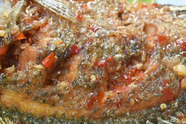  Kızarmış mango balığı soslu baharatlı ve tatlı soslu